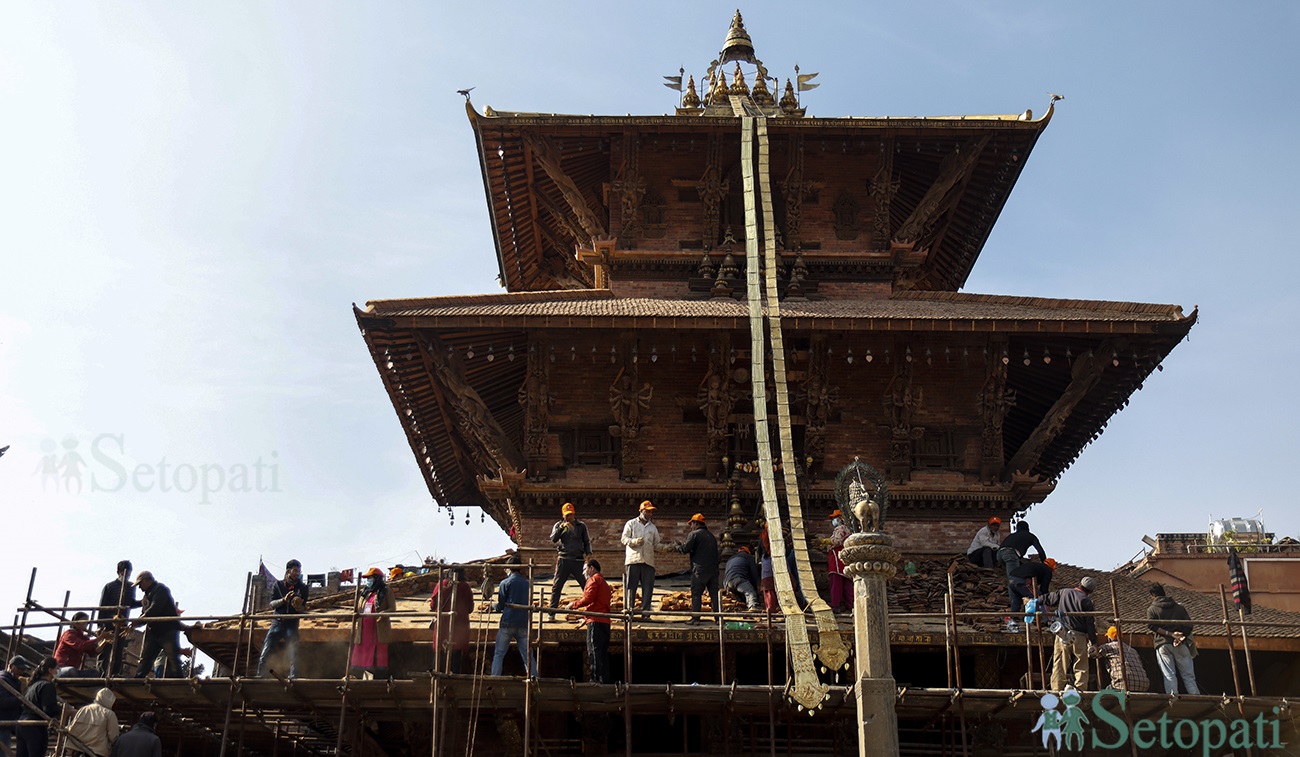 शनिबार पाटनको भिमसेन मन्दिर जीर्णोद्धारमा श्रमदान गर्दै स्थानीयहरू। तस्बिरः नवीनबाबु गुरुङ/सेतोपाटी